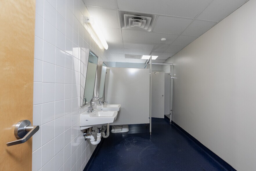 More Photos Of 411 Commerce Ln, West Berlin Medical For Sale