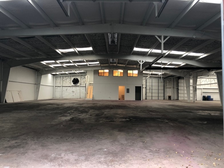 More Photos Of 106 NW 17th St, Grand Prairie Warehouse For Lease