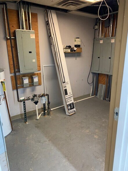 More Photos Of 6111-6117 Maxtown Rd, Westerville Warehouse For Lease