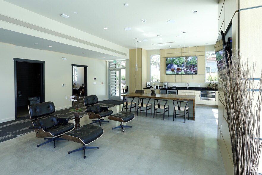 More Photos Of 2900 1st Ave, Seattle Apartments For Lease