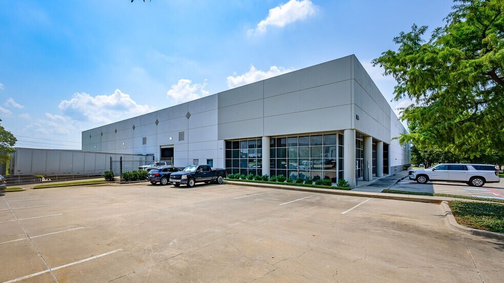 More Photos Of 2168 W Diplomat Dr, Dallas Manufacturing For Lease