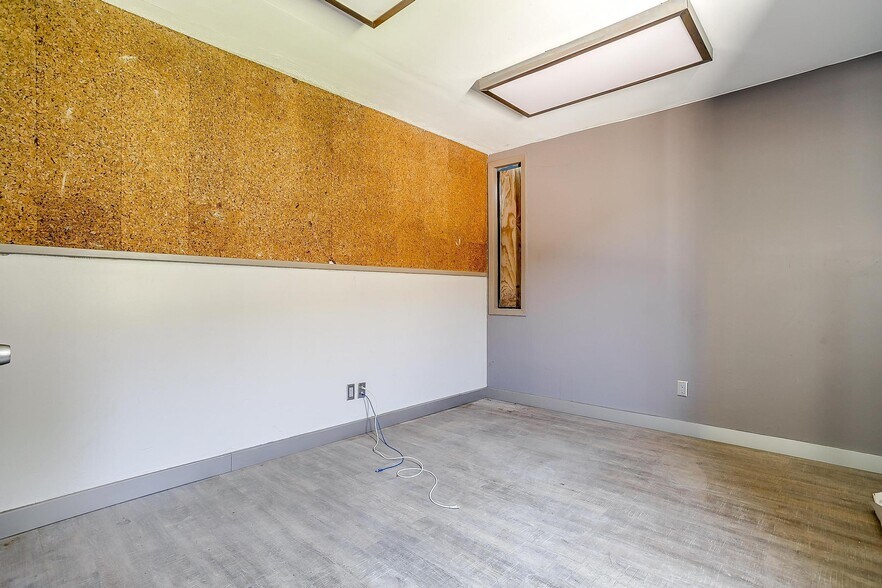 More Photos Of 117 Roberts Cut Off Rd, Fort Worth Warehouse For Sale