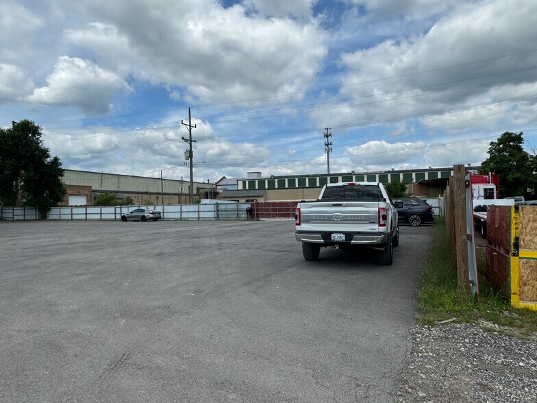 More Photos Of 644 W Park Ave, Aurora Truck Terminal For Sale