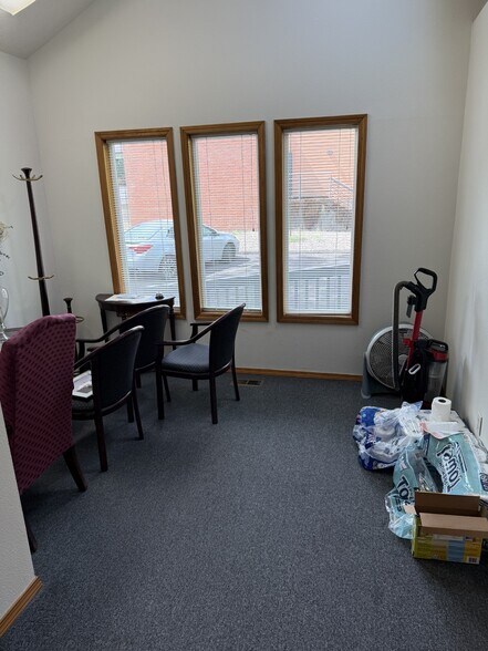 More Photos Of 1579 Burns St, West Linn Office For Lease