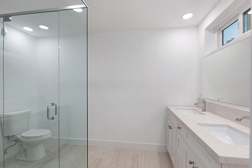 More Photos Of 2212 W Oceanfront, Newport Beach Multifamily For Sale