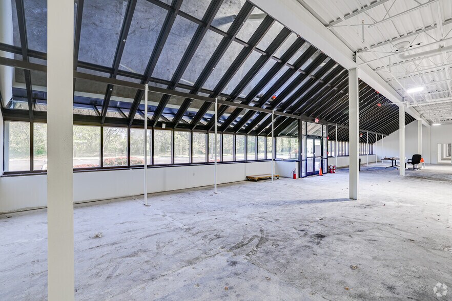 More Photos Of 1 Electronics Dr, Hamilton Warehouse For Lease