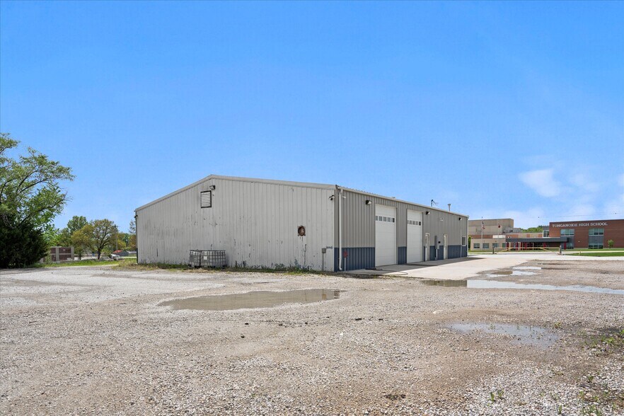 More Photos Of 325 E State Ave, Tonganoxie Auto Dealership For Lease