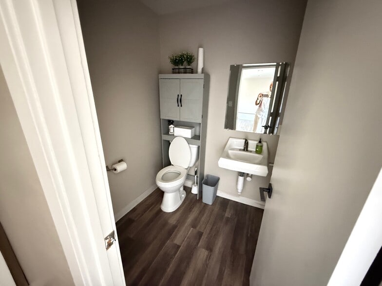 More Photos Of 1370 E 8th St, Tempe Warehouse For Lease