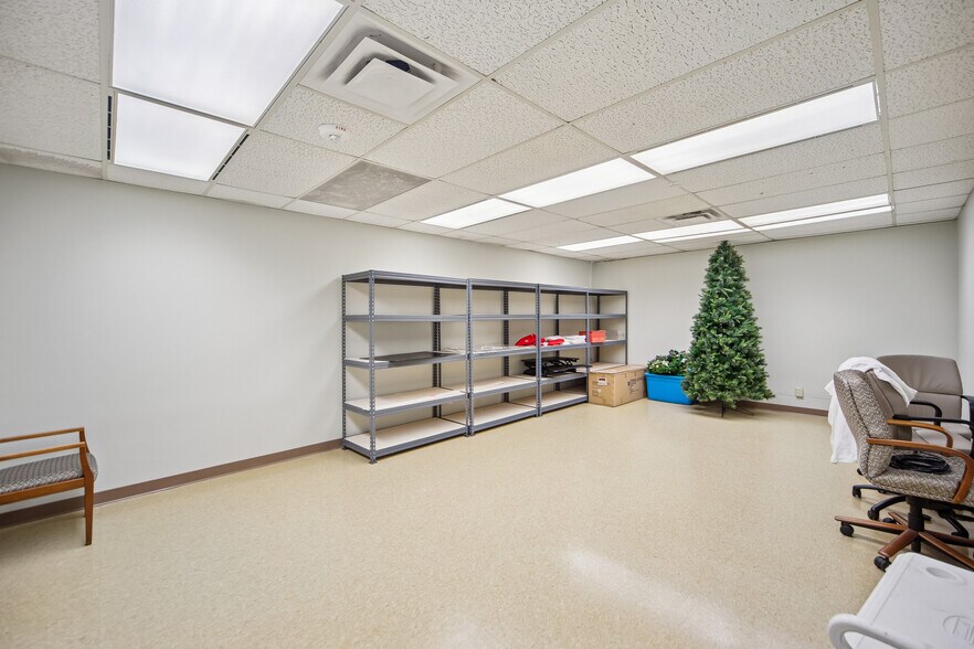 More Photos Of 2805 Beaver Ave, Des Moines Bank For Sale