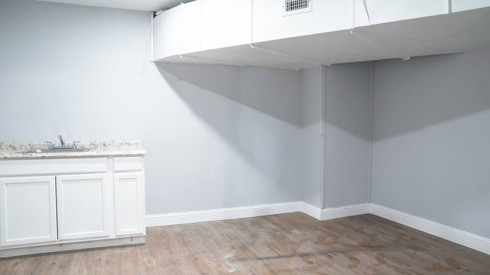 More Photos Of 106 E Main St, Kilgore Freestanding For Lease