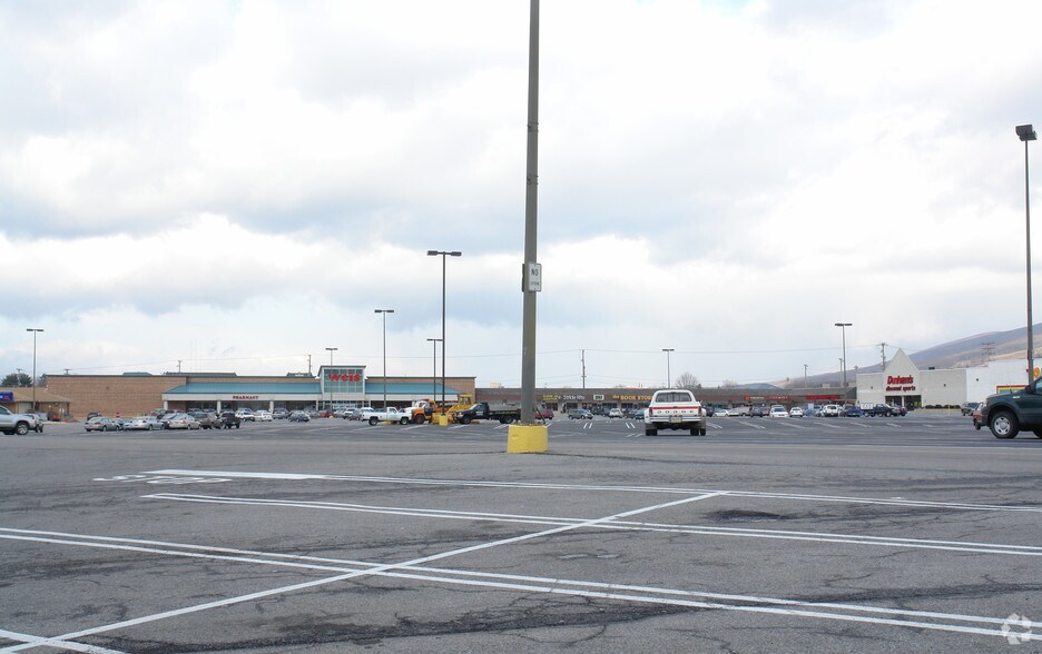More Photos Of 275 Park Hills Plz, Altoona General Retail For Lease