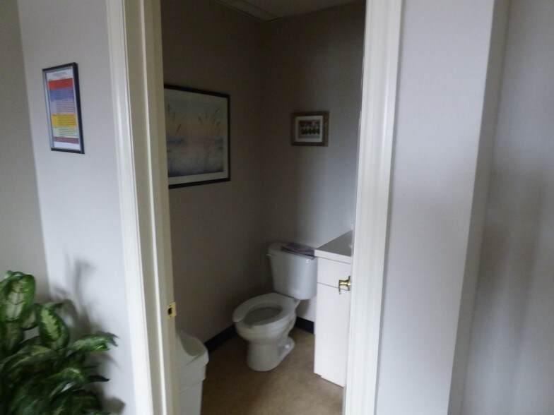 More Photos Of 8-20 Worthington Access Dr, Maryland Heights Flex For Lease