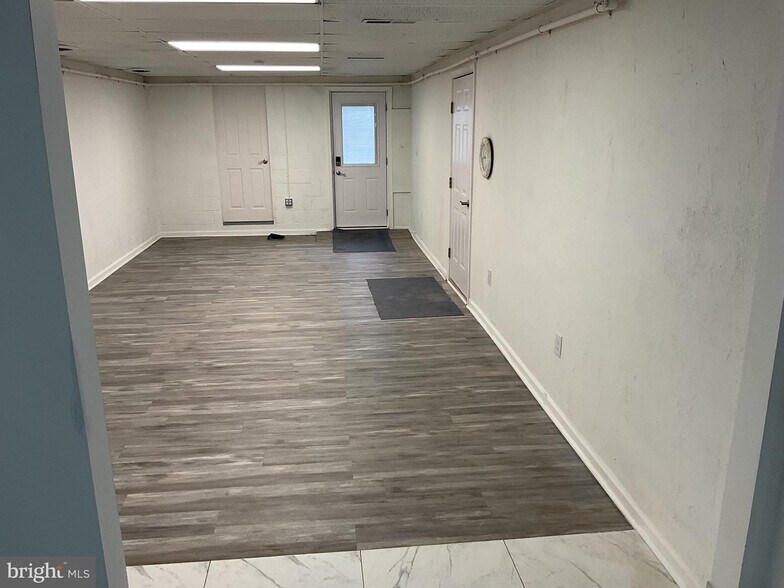 More Photos Of 1880 W Market St, York Storefront Retail Office For Sale