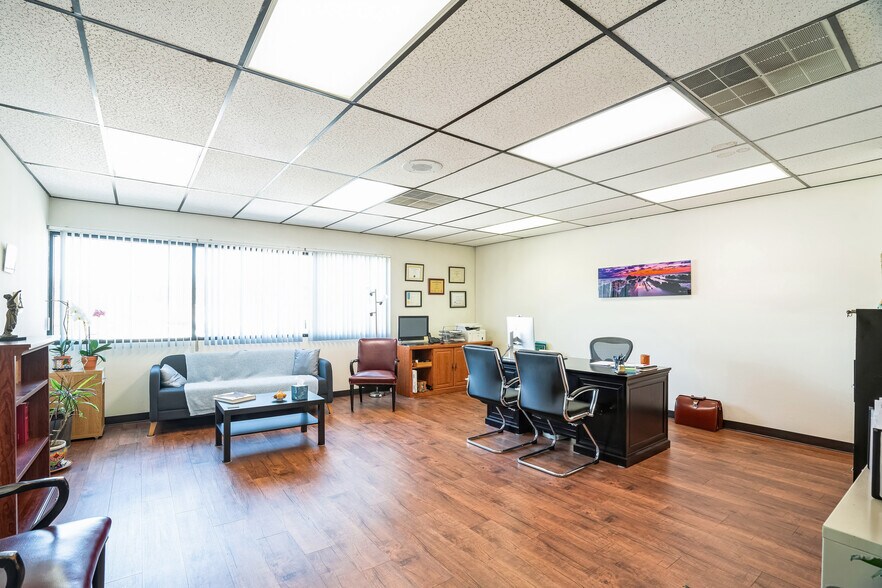 More Photos Of 17037 Chatsworth St, Granada Hills Office For Sale