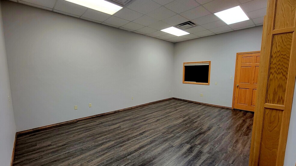 More Photos Of 330 S Mill St, Pryor Office For Sale