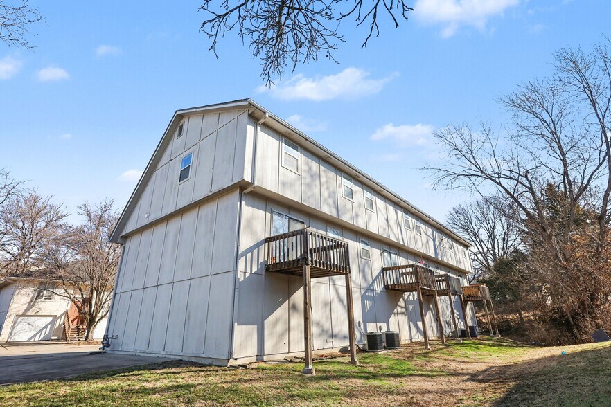 More Photos Of 209 SW Pryor Rd, Lee's Summit Multifamily For Sale