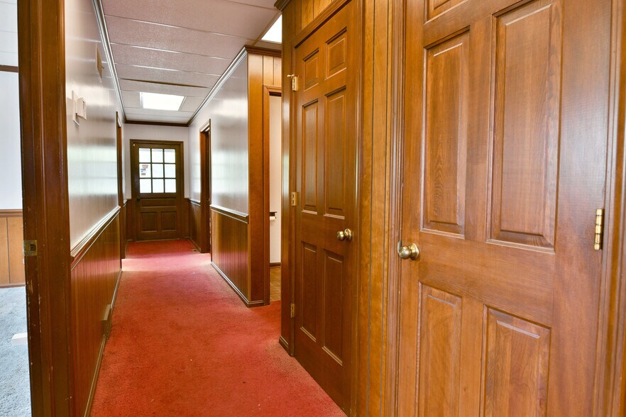More Photos Of 696 Valley View Dr, Brookfield Office For Sale