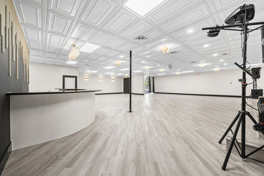 More Photos Of 8777 S Gessner Dr, Houston Freestanding For Lease