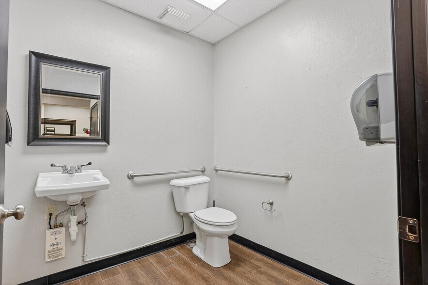More Photos Of 17311 NE 23rd St, Choctaw Office For Sale