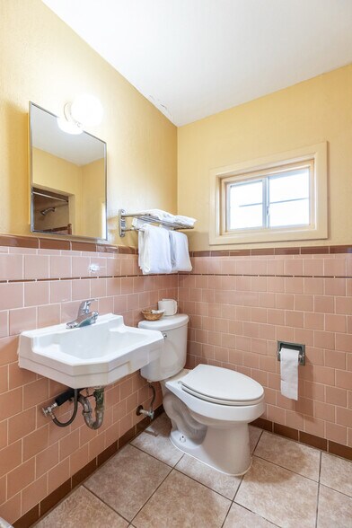 More Photos Of 1100 Main St, Knox City Hotel For Sale