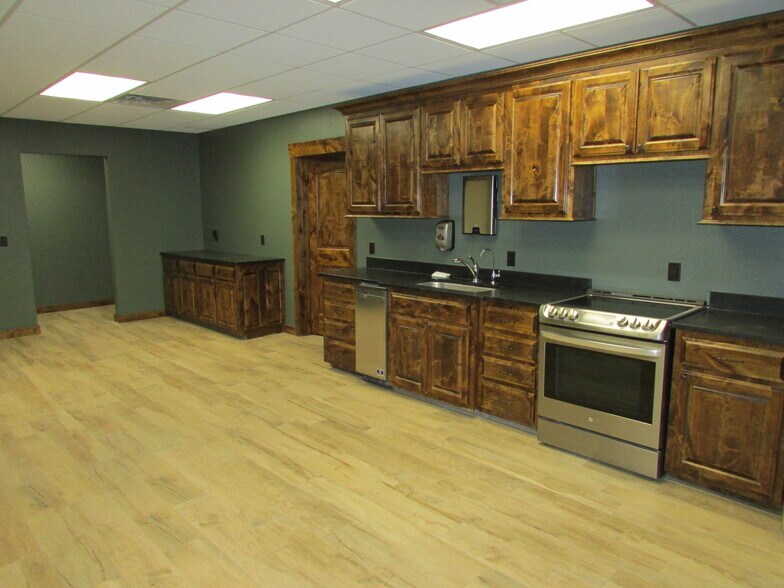 More Photos Of 4015 S County Road 1210, Midland Manufacturing For Sale