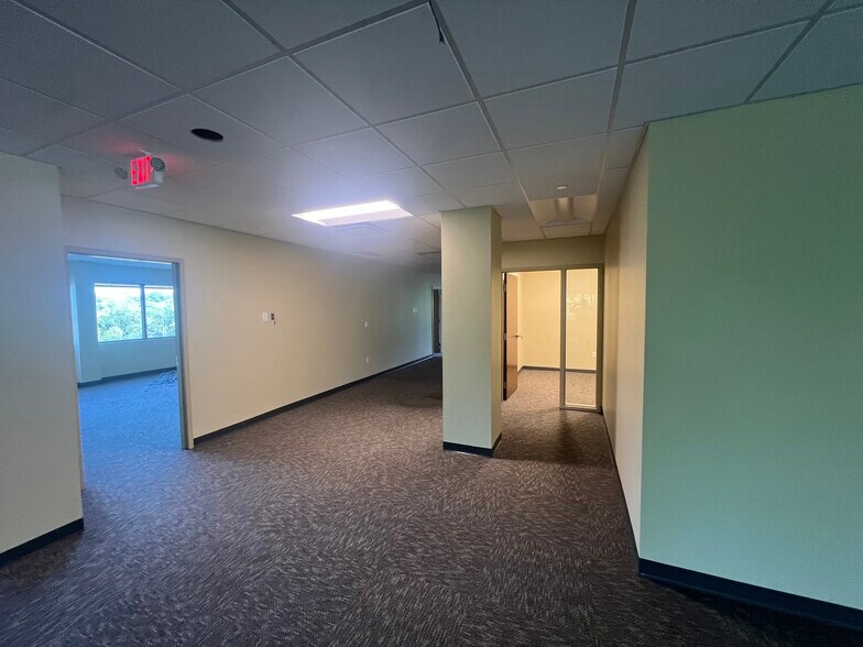 More Photos Of 2670 Chancellor Dr, Crestview Hills Office For Lease