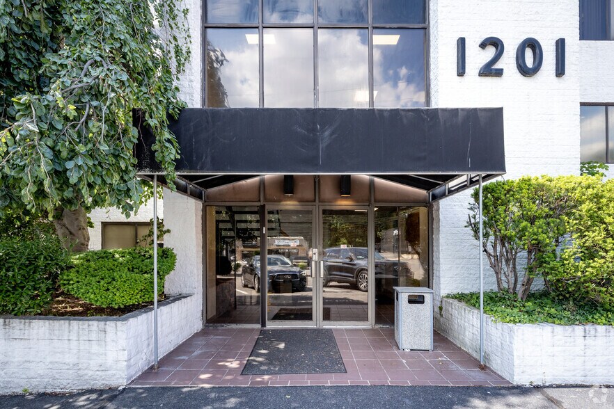 More Photos Of 1201 Northern Blvd, Manhasset Medical For Lease