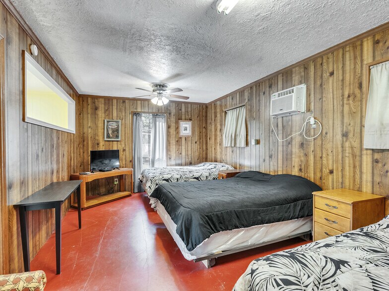 More Photos Of 280 Broken Arrow Marina, Livingston Hotel For Sale