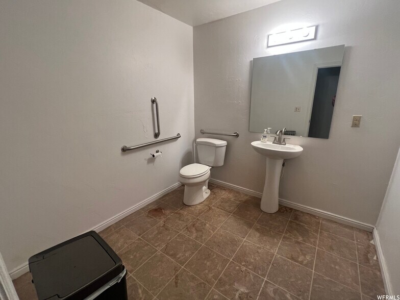 More Photos Of 540 Wright Brothers Dr, Naples Warehouse For Lease