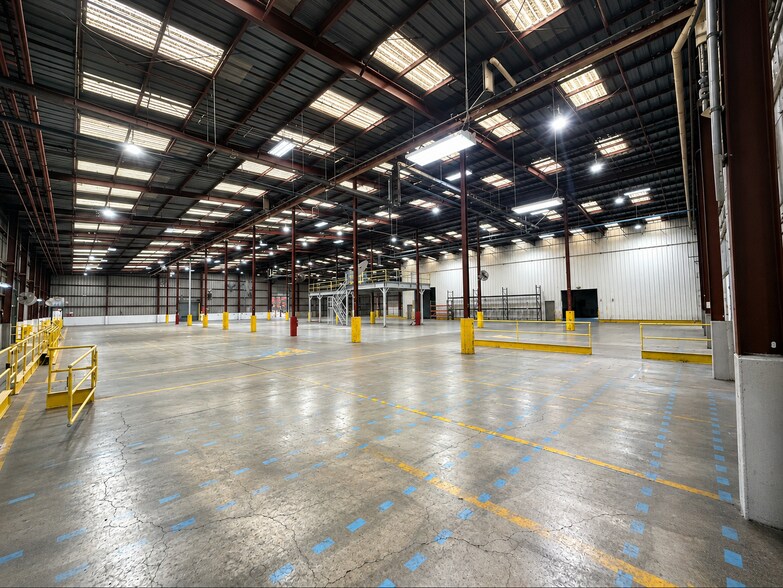 More Photos Of 1401 W Fourth Plain Blvd, Vancouver Manufacturing For Lease