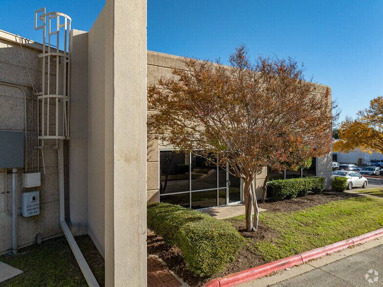 More Photos Of 9229 Waterford Centre Blvd, Austin Office For Lease