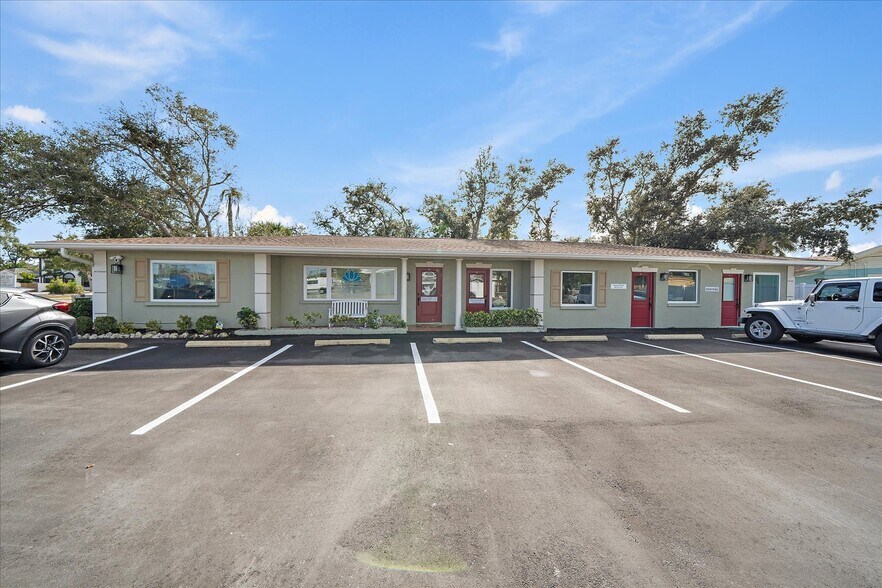 More Photos Of 3932 Swift Rd, Sarasota Office For Sale