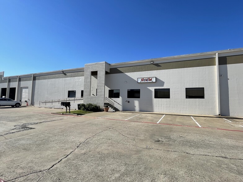 Primary Photo Of 15555 Wright Brothers Dr, Addison Industrial For Lease