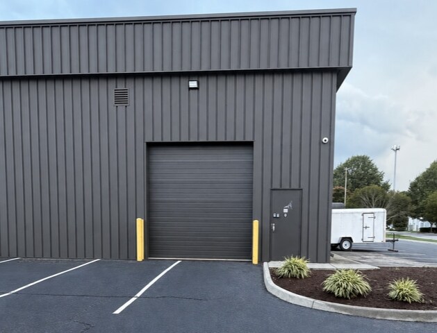 More Photos Of 572 Central Dr, Virginia Beach Light Distribution For Lease