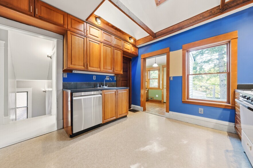 More Photos Of 12406 Larchmere Blvd, Cleveland General Retail For Sale