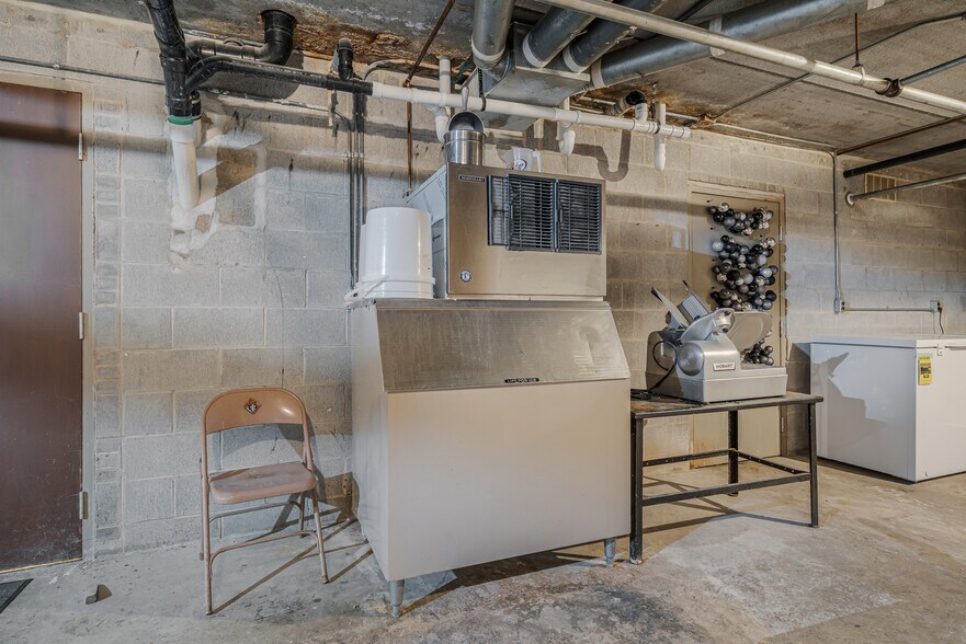 More Photos Of 689 Broadway, Berlin Restaurant For Sale