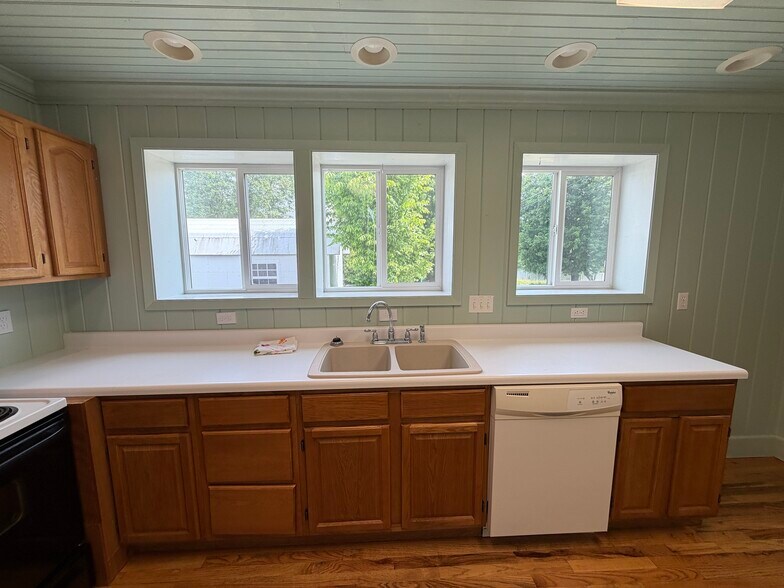 More Photos Of 205 S Armstrong Rd, Rogersville Loft Creative Space For Sale