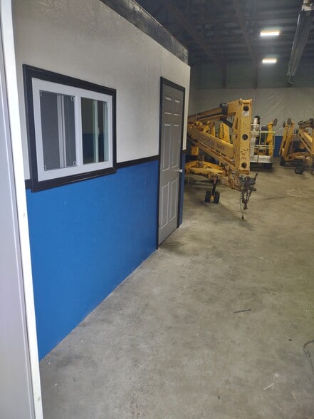 More Photos Of 200 Lake Ave, Hamburg Light Distribution For Sale