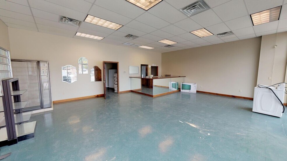 More Photos Of 207 W Central Ave, LaFollette Light Distribution For Lease