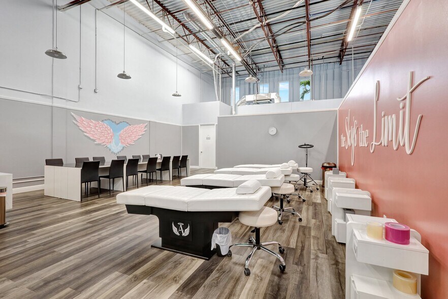 More Photos Of 1200 S Rogers Cir, Boca Raton Warehouse For Lease
