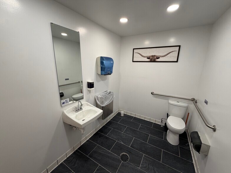 More Photos Of 706 W Jefferson St, Kokomo Storefront For Sale