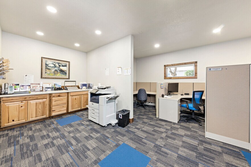 More Photos Of 873 NE 7th St, Grants Pass Medical For Lease