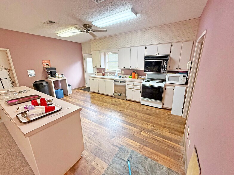 More Photos Of 121 Roosevelt St, Hooks Religious Facility For Sale