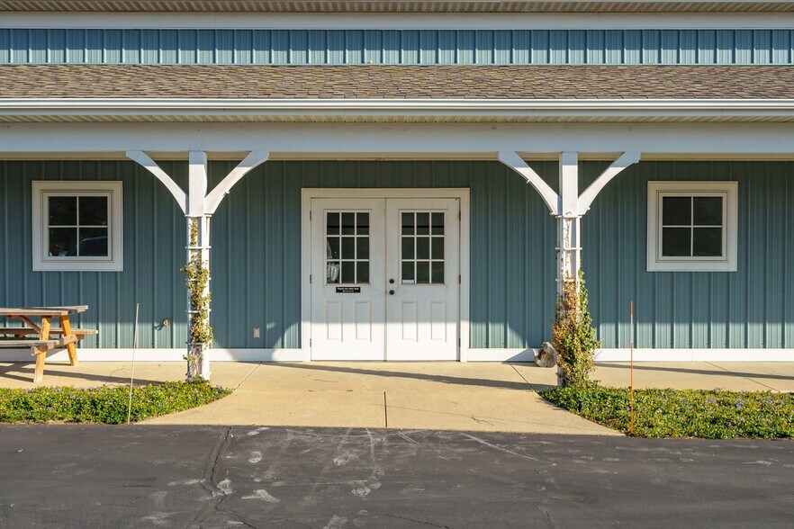 More Photos Of 8700 N 32nd St, Richland General Retail For Lease