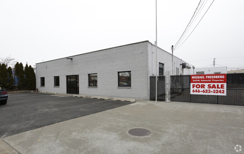 Primary Photo Of 84 Toledo St, Farmingdale Warehouse For Lease