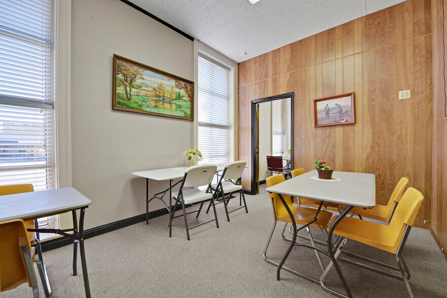 More Photos Of 120 S Liberty St, Independence Office For Sale