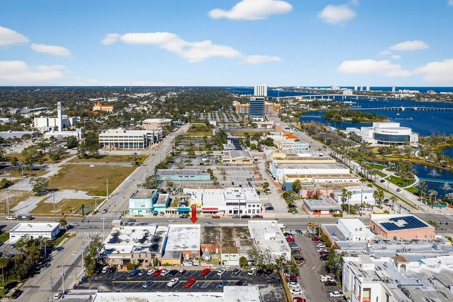 More Photos Of 141 W International Speedway Blvd, Daytona Beach Storefront For Sale