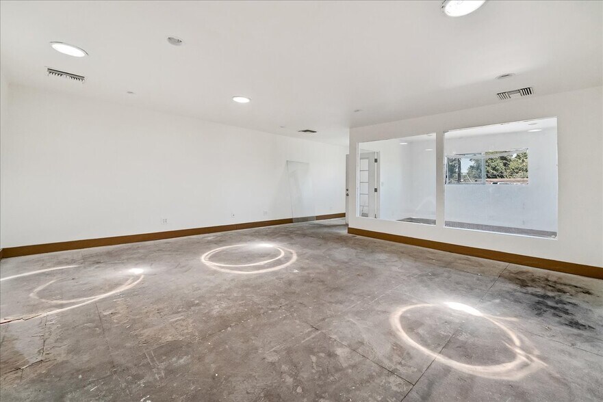 More Photos Of 19709 Ventura Blvd, Woodland Hills Office For Sale