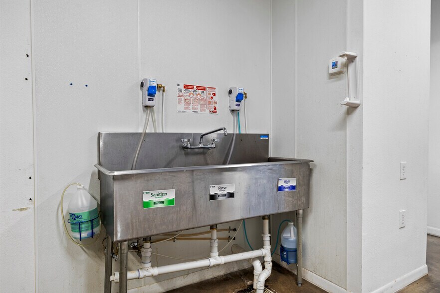 More Photos Of 207 N Henderson Blvd, Kilgore General Retail For Sale