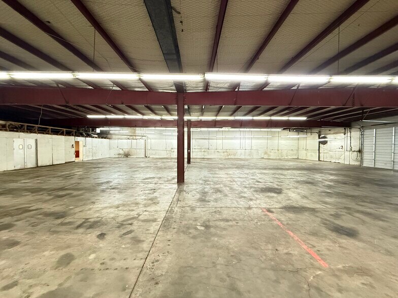 More Photos Of 11104 N Lamar Blvd, Austin Showroom For Sale